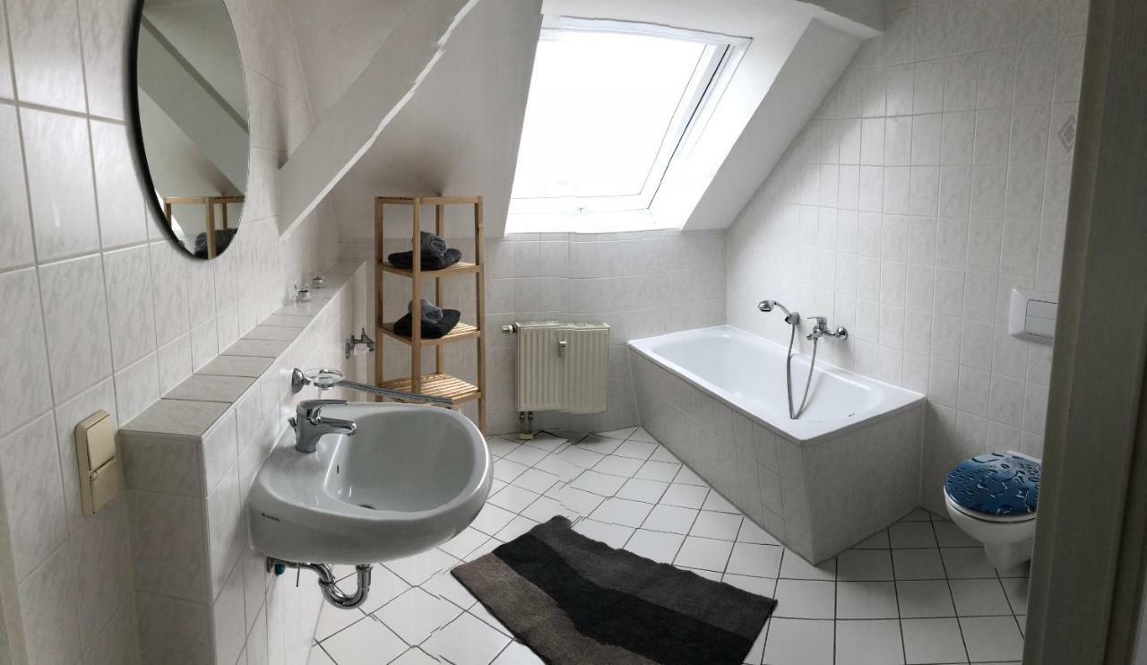 Kuschelige Dachgeschosswohnung Am Clarapark Leipzig Bagian luar foto